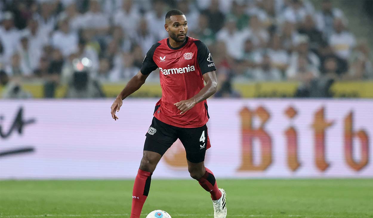 Jonathan Tah en un partido con el Bayer Leverkusen