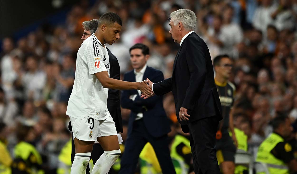 Kylian Mbappé saludando a Carlo Ancelotti