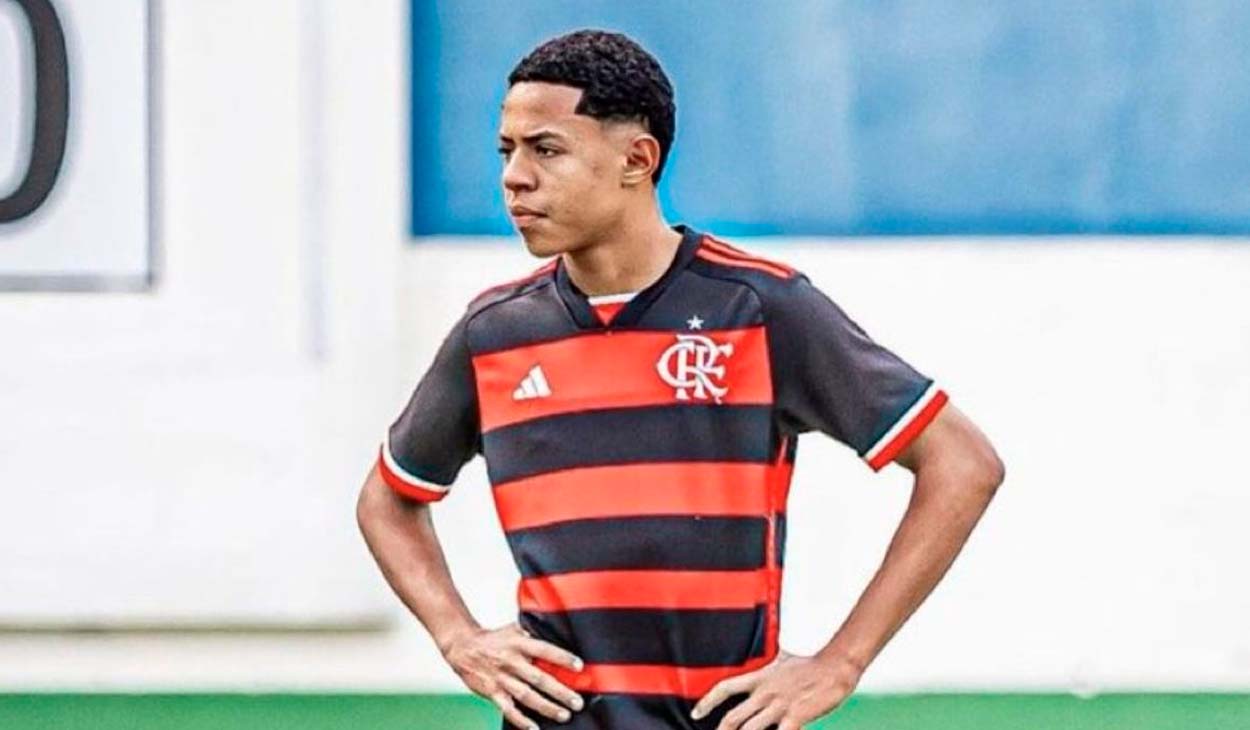 Guilherme Doguinha en un partido con el Flamengo