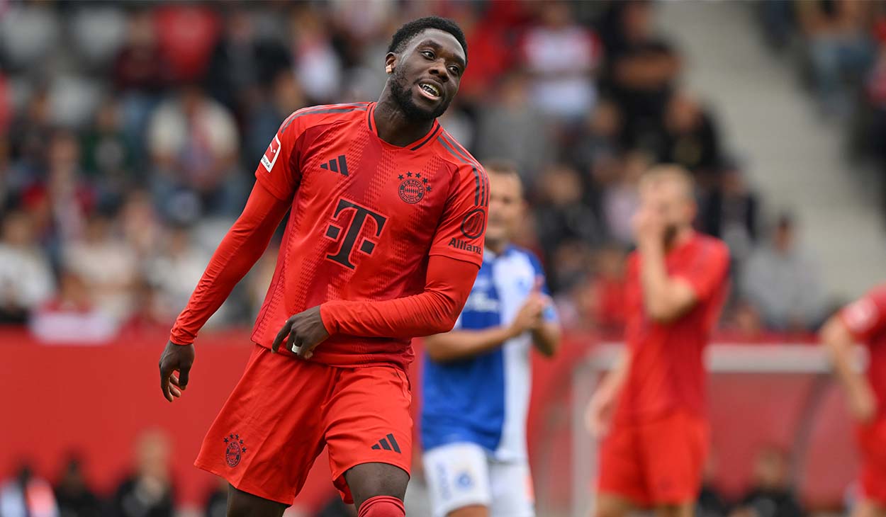 Alphonso Davies en un partido con el Bayern Múnich