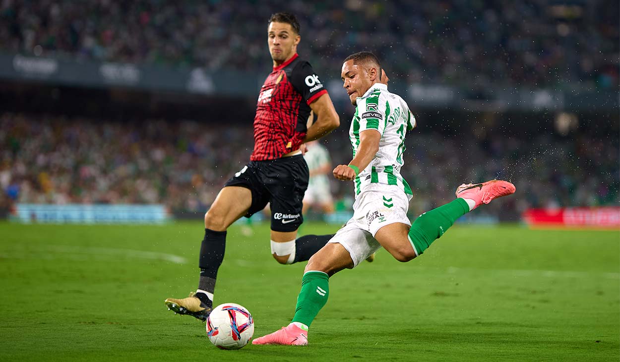 Vitor Roque en un partido con el Real Betis