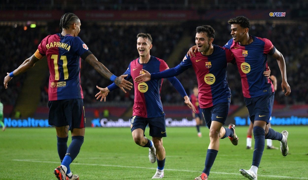 Raphinha celebrates with his teammates one of Barça's goals against Sevilla (5-1)