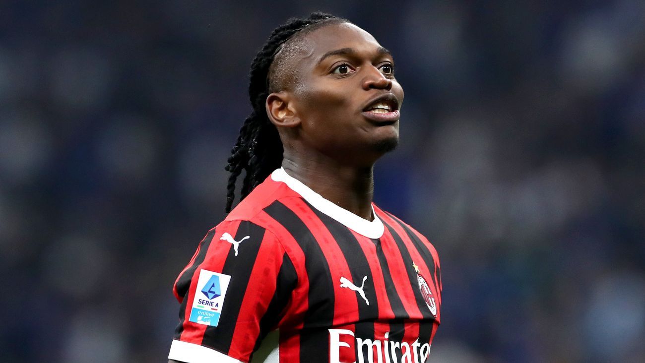 Rafael Leão en el duelo entre el AC Milan y el Inter en la Serie 2024 25