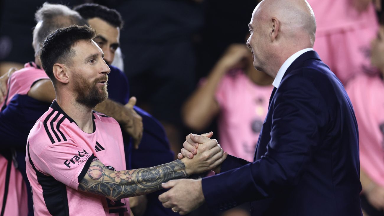 Leo Messi con el Inter Miami estrechando la mano a Gianni Infantino, presidente de la FIFA