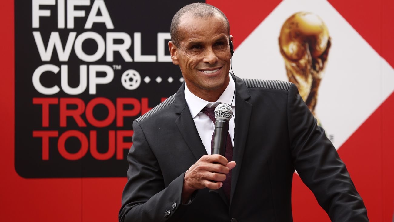 Rivaldo en un acto institucional en colaboración con la FIFA y la Coca Cola