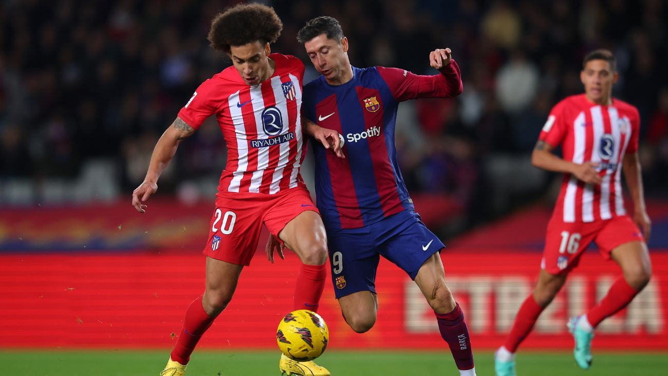 Axel Witsel contra Robert Lewandowski en un duelo entre el FC Barcelona y el Atlético de Madrid en LaLiga EA Sports 2023 24