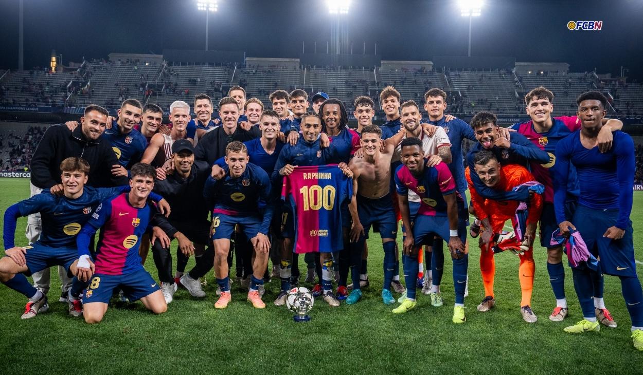 Raphinha y la plantilla del Barça festejan los 100 partidos como culé del '11'