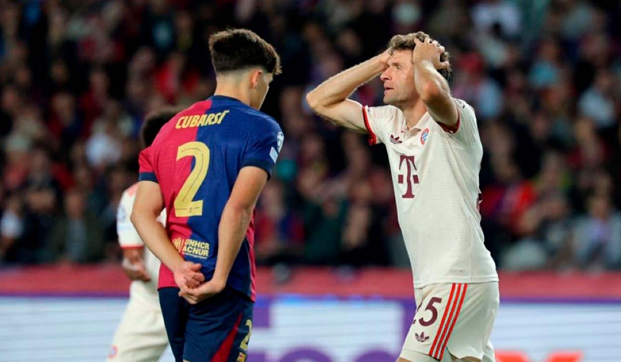 Pau Cubarsí y Thomas Müller durante el Barça-Bayern