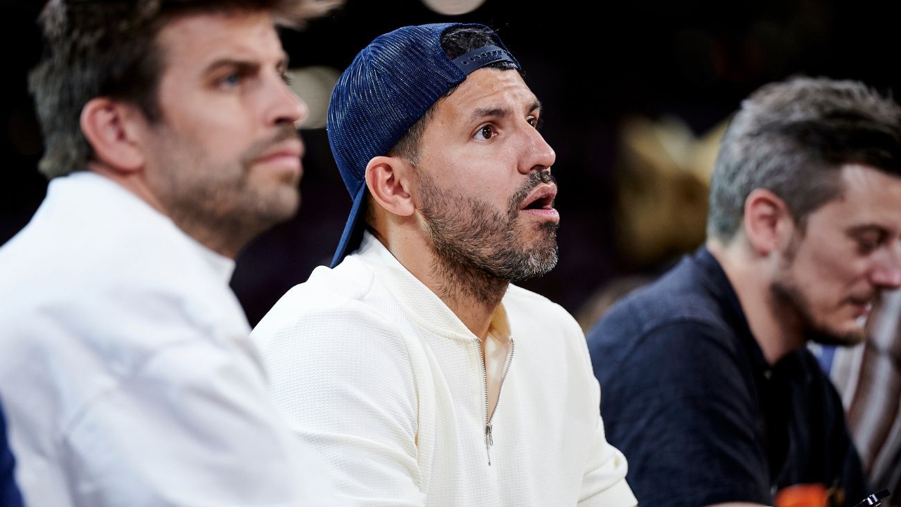 El Kun Agüero viendo las finales de la Kings y Queens League con Gerard Piqué