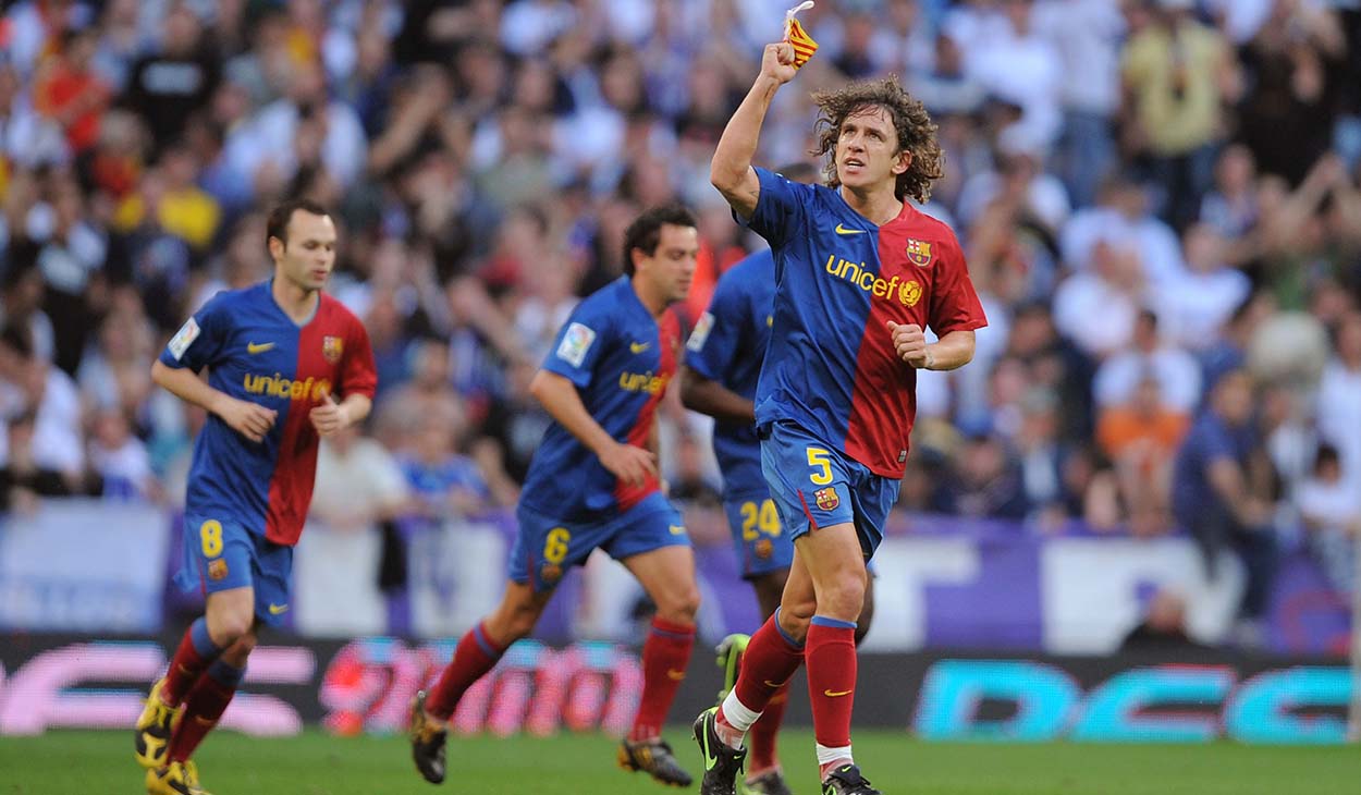 Carles Puyol festejando un gol ante el Real Madrid en 2009