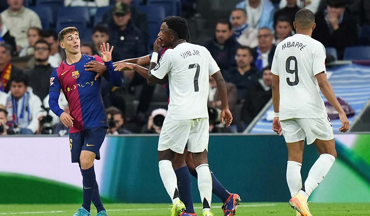 Gavi celebrates a Barça goal and Vinicius complains to him