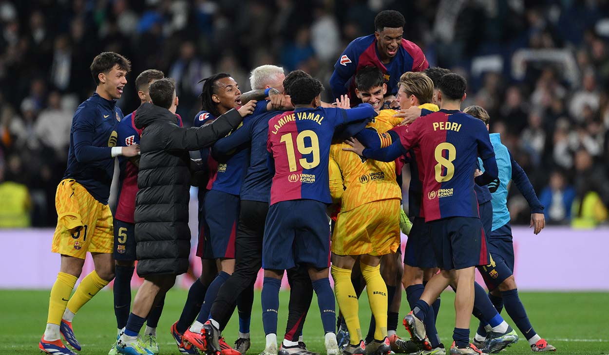 Jugadores del Barça festejando la goleada en el Bernabéu (0-4)