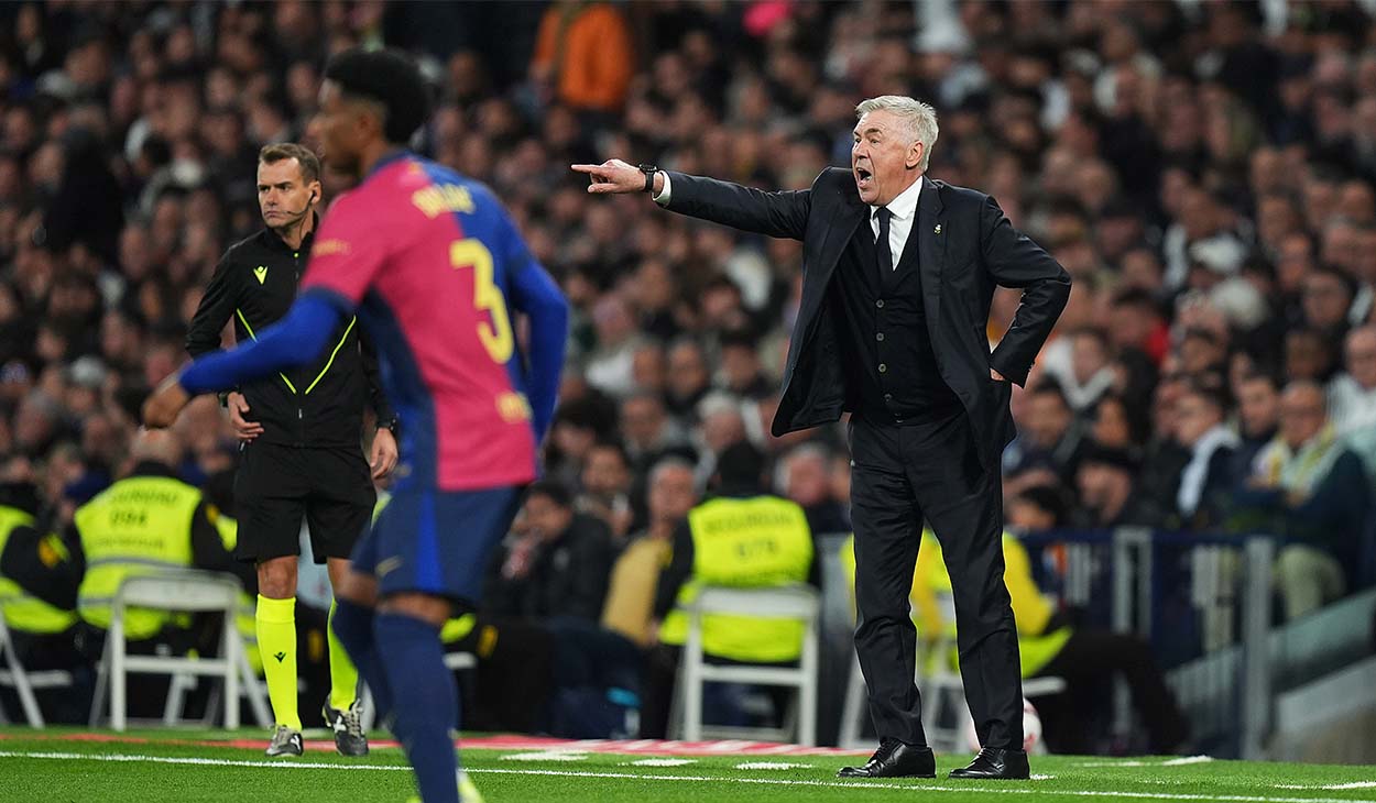 Carlo Ancelotti dando instrucciones durante el Clásico