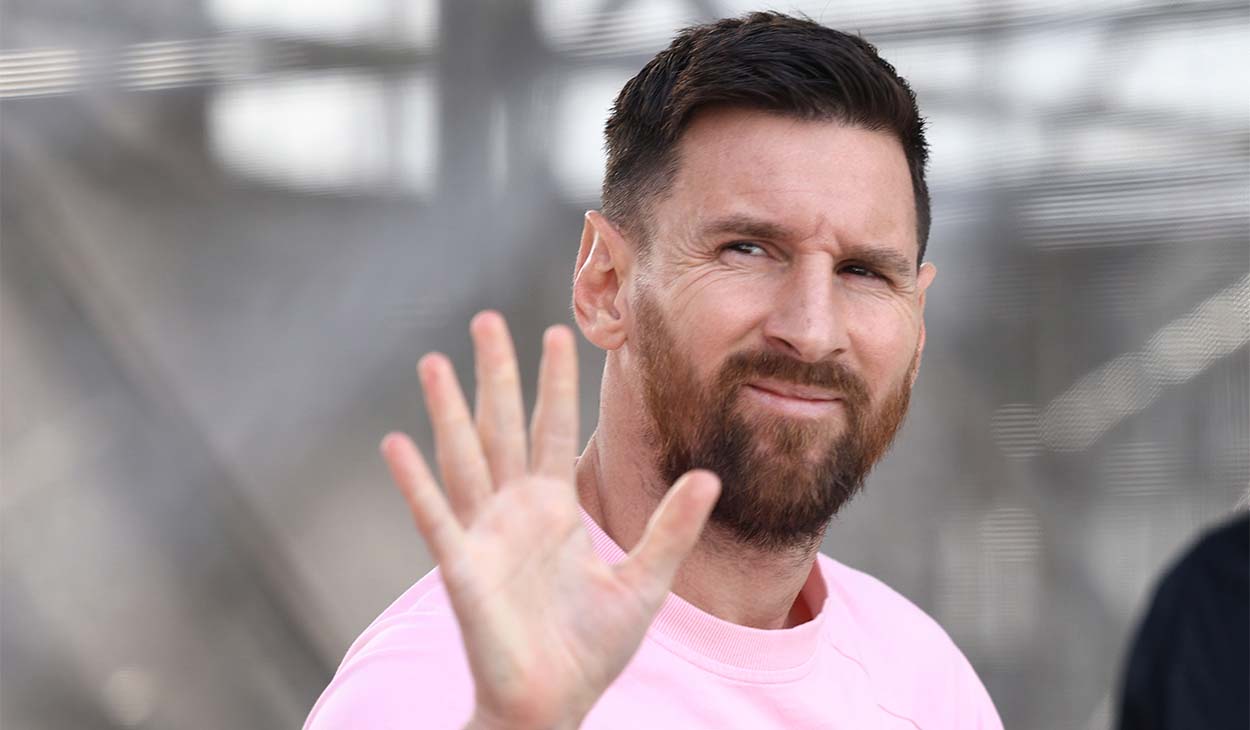 Leo Messi saludando a un grupo de aficionados