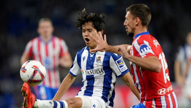 Clément Lenglet in a duel against Take Kubo in the match between Real Sociedad and Atlético Madrid in LaLiga EA Sports 2024-25