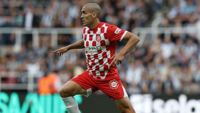 Oriol Romeu with Girona in a friendly match against Newcastle in the 2024-25 preseason