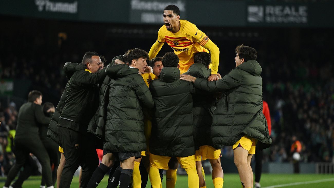 Ronald Araújo celebrando con la plantilla del FC Barcelona