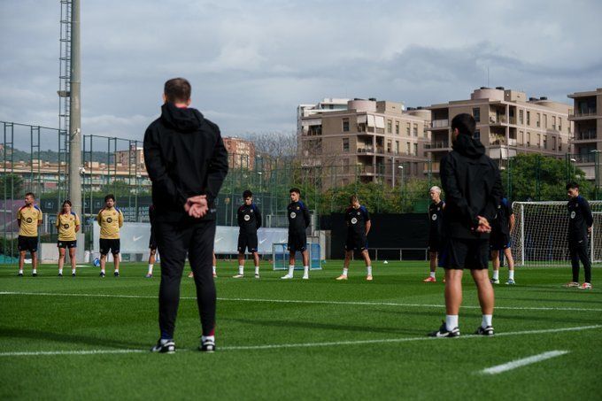 Minuto de silencio en homenaje a las víctimas del temporal en la sesión de entrenamiento del FC Barcelona (Foto cortesía 'X' del Barça @FCBarcelona es)