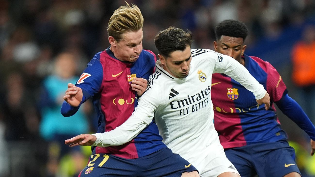 Frenkie de Jong en el duelo entre el FC Barcelona y el Real Madrid en LaLiga EA Sports 2024 25