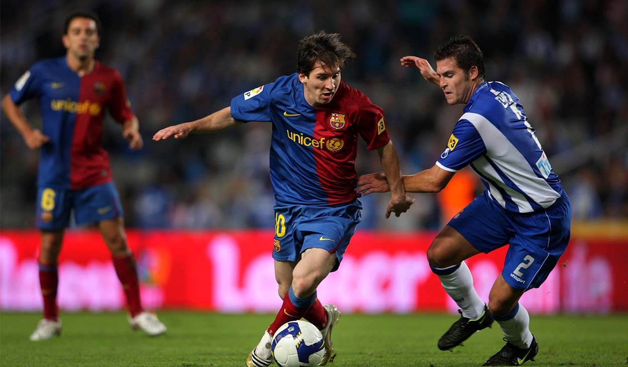 Leo Messi y Xavi Hernández durante el Espanyol-Barça de 2008 (1-2)