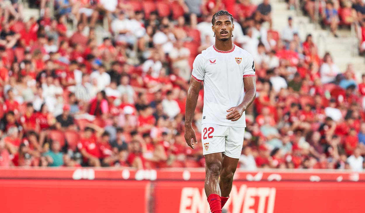 Loïc Badé en un partido con el Sevilla