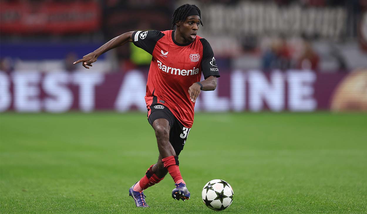 Jeremie Frimpong en un partido con el Bayer Leverkusen