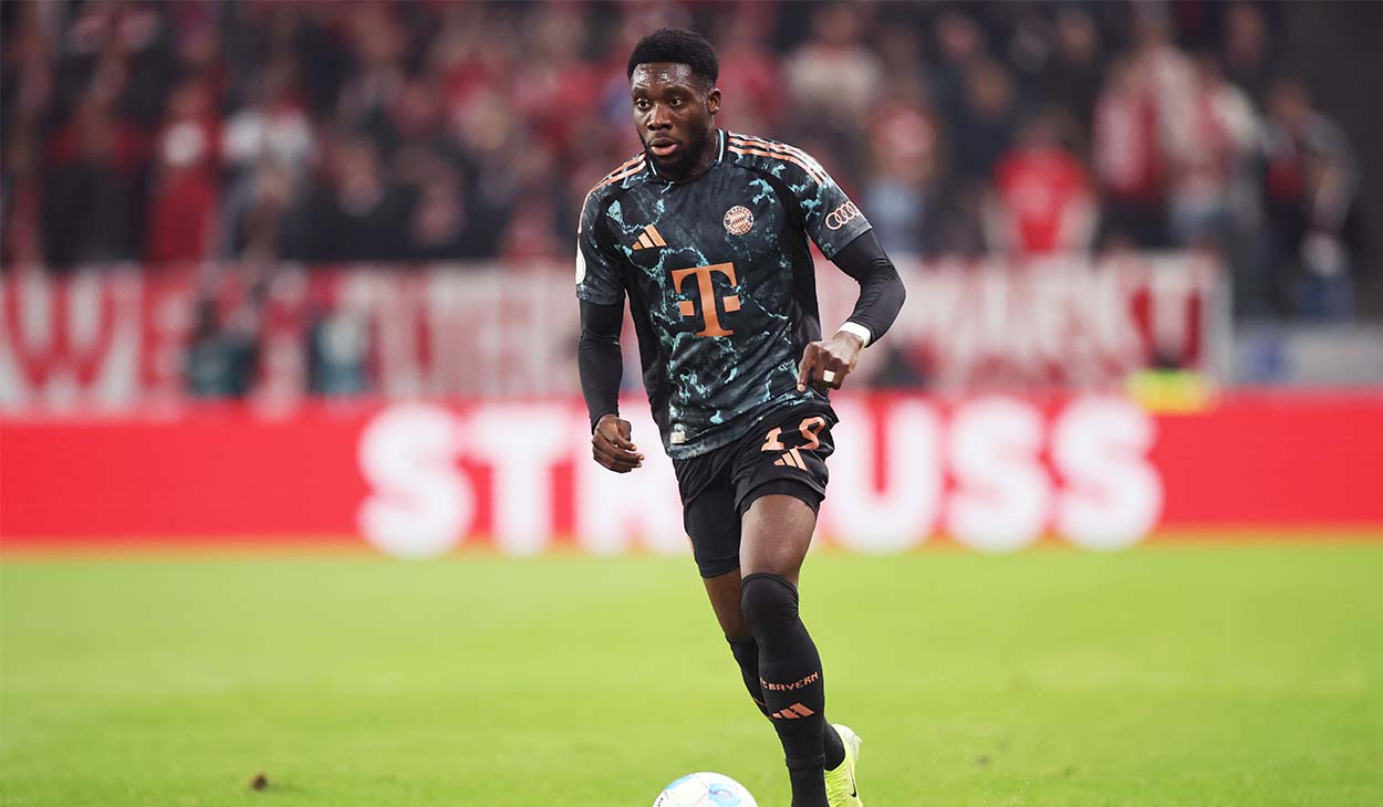 Alphonso Davies en un partido con el Bayern Múnich