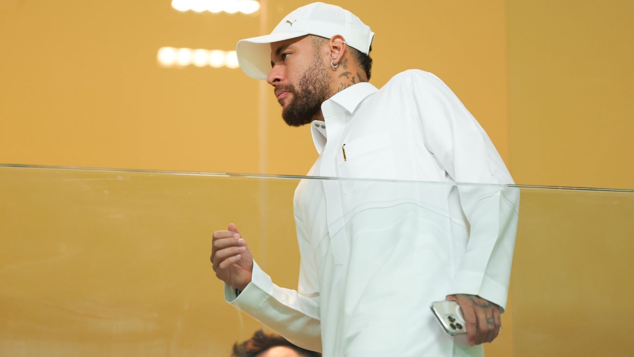 Neymar Jr. en el duelo entre el Al Hilal y el Al Taawoun en la Saudi Pro League 2024 25