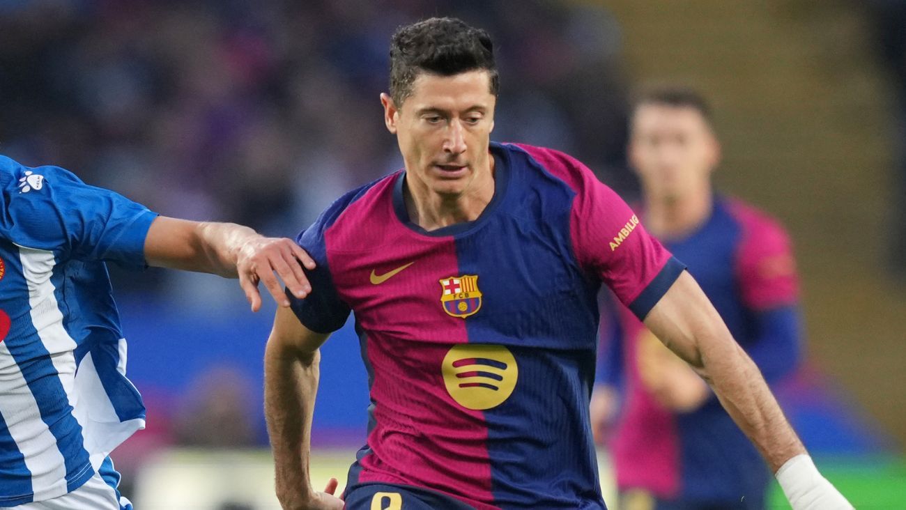 Robert Lewandowski en el duelo entre el FC Barcelona y el RCD Espanyol en LaLiga EA Sports 2024 25