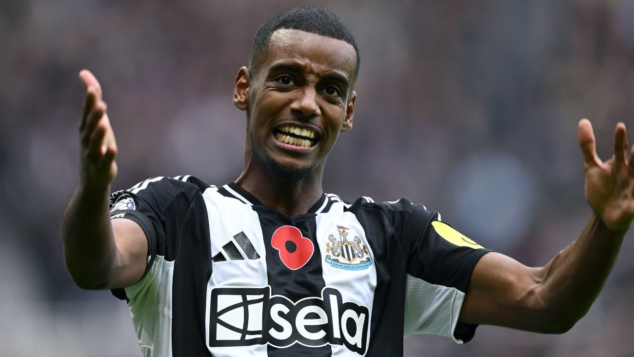 Alexander Isak en el duelo entre el Newcastle y el Arsenal en la Premier League 2024 25