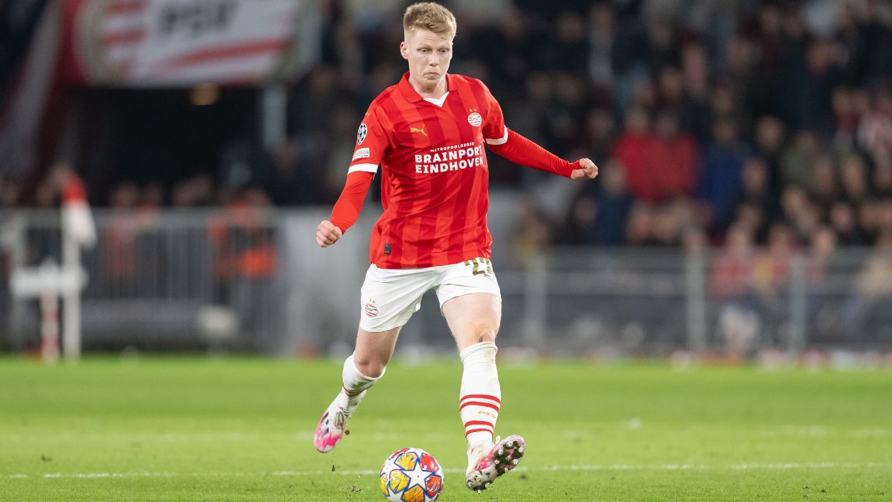 Jerdy Schouten en el duelo entre el PSV Eindhoven y el Borussia Dortmund en la UEFA Champions League 2024 25