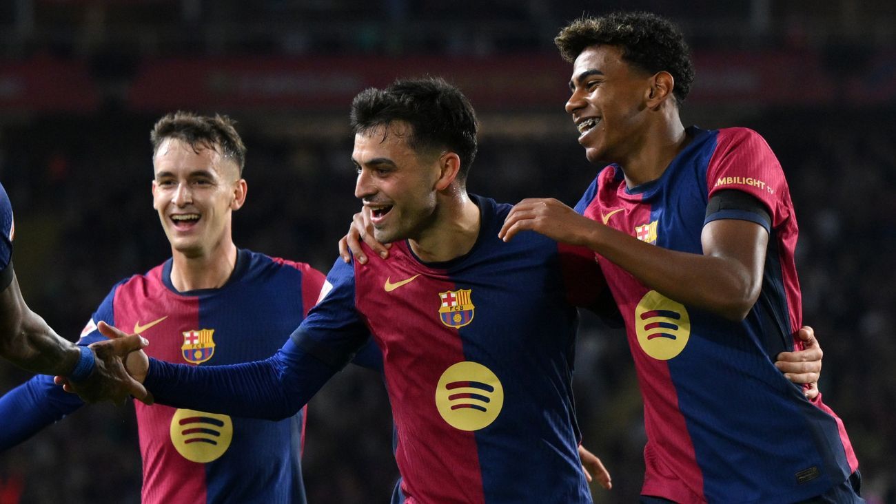 Marc Casadó, Lamine Yamal y Pedri González en el duelo entre el Barça y el Sevilla en LaLiga EA Sports 2024 25