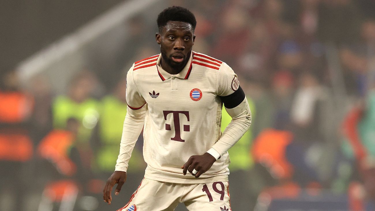 Alphonso Davies en el duelo entre el Bayern Múnich y el SL Benfica en la Champions League 2024 25