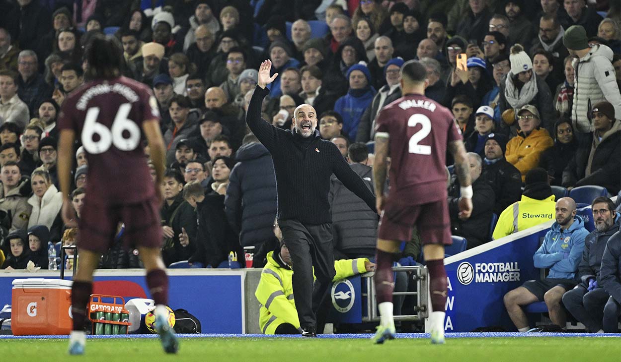 Pep Guardiola, dando instrucciones durante el Brighton-City (2-1)