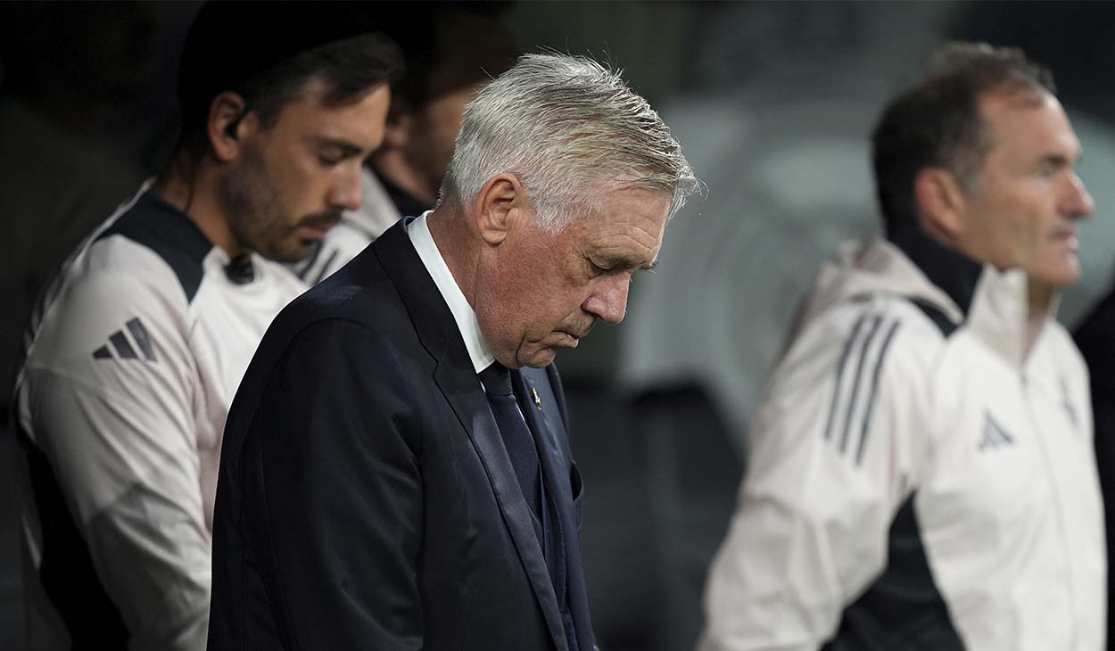 Carlo Ancelotti, cabizbajo en el banquillo del Real Madrid