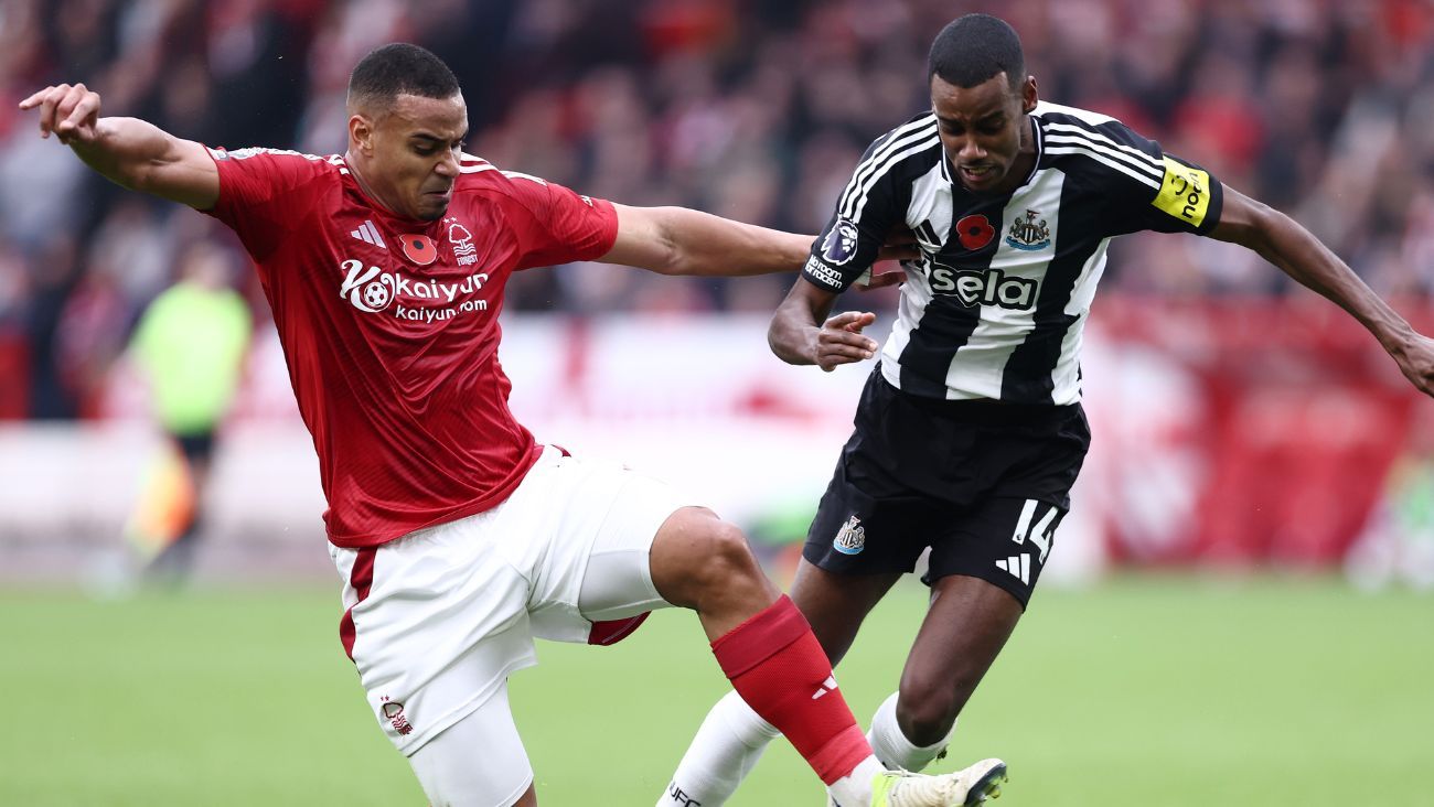 Murillo y Alexander Isak en el duelo entre el Nottingham Forest y el Newcastle en la Premier League 2024