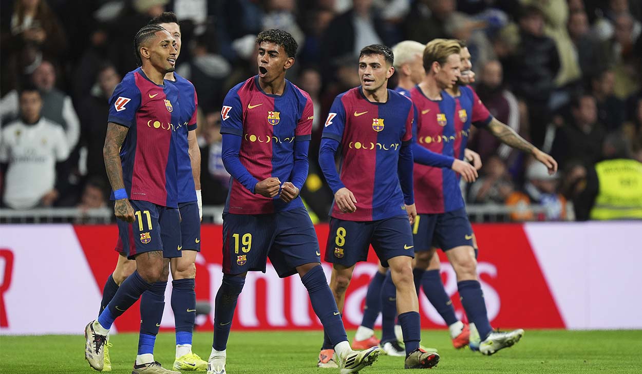 Jugadores del Barça festejando un gol en el Clásico (0-4)