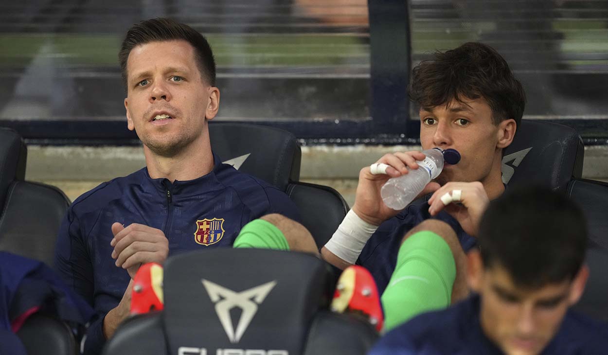 Wojciech Szczesny y Diego Kochen en el banquillo del Barça