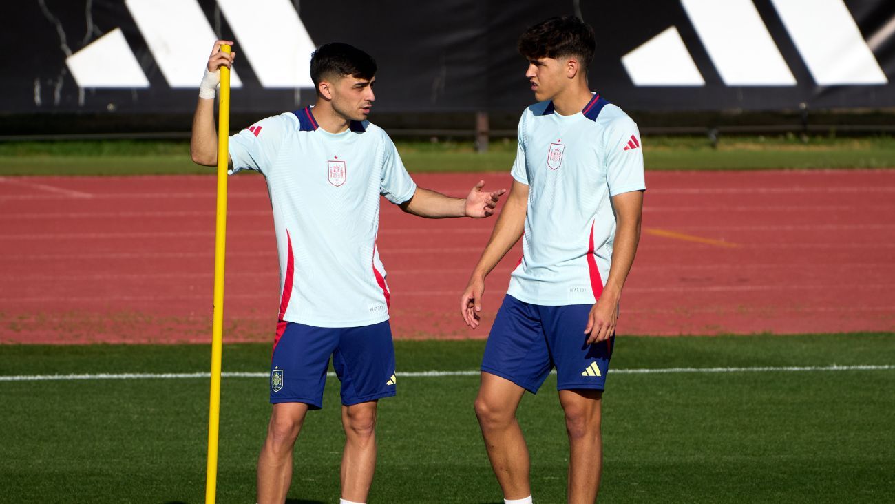 Pau Cubarsí y Pedri González en un entrenamiento de la selección de España