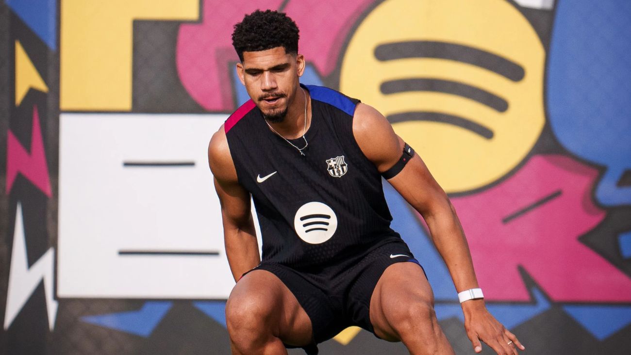 Ronald Araújo haciendo un ejercicio de recuperación en la Ciudad Deportiva del Barcelona. Foto cortesía de la web del FC Barcelona   German Parga