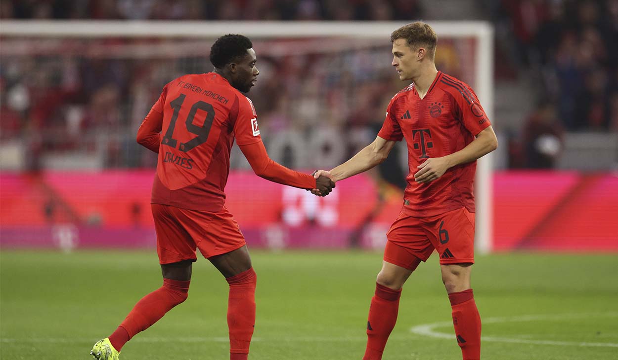 Alphonso Davies y Joshua Kimmich en un partido con el Bayern Múnich