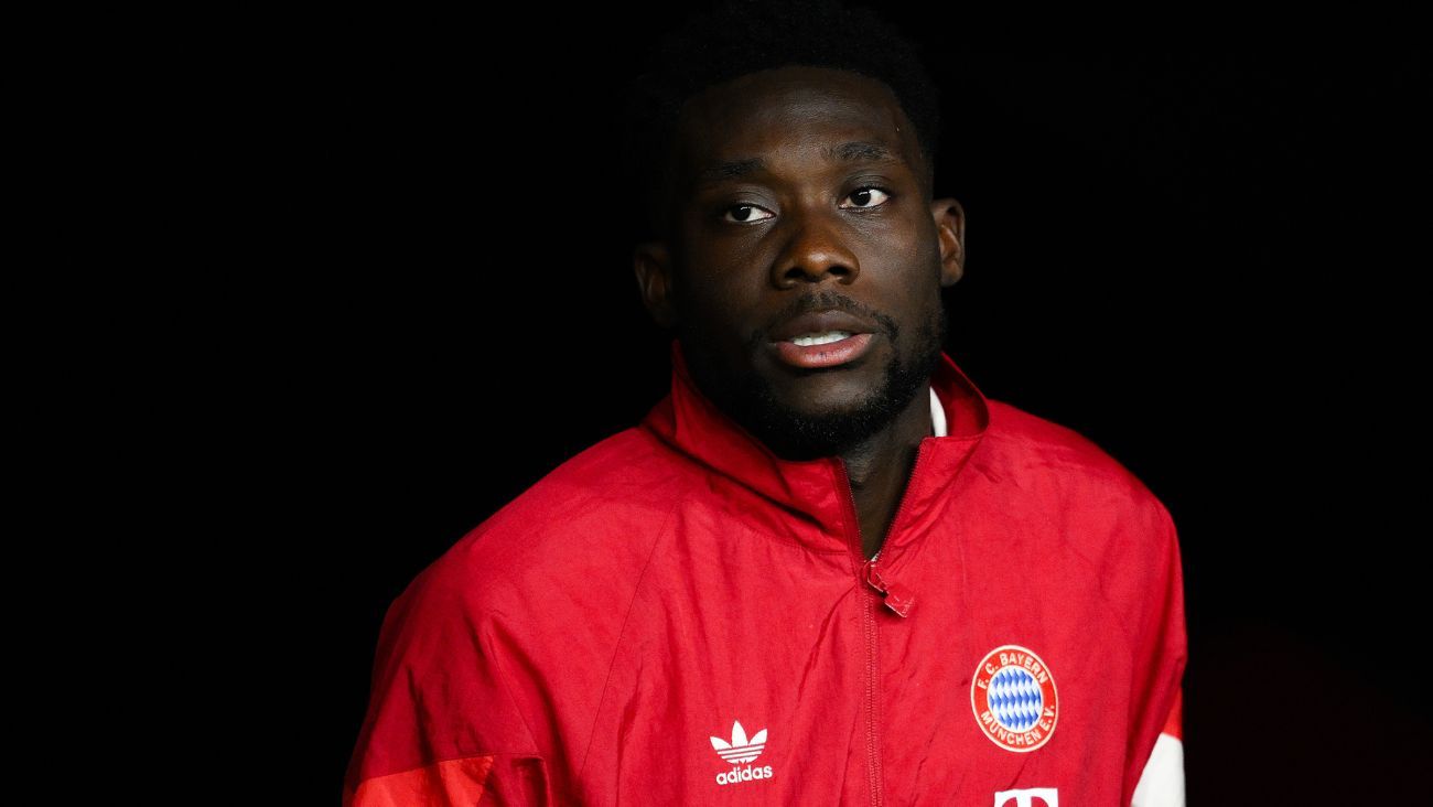 Alphonso Davies en el duelo entre el Bayern Múnich y el FC Barcelona en la UEFA Champions League 2024 25