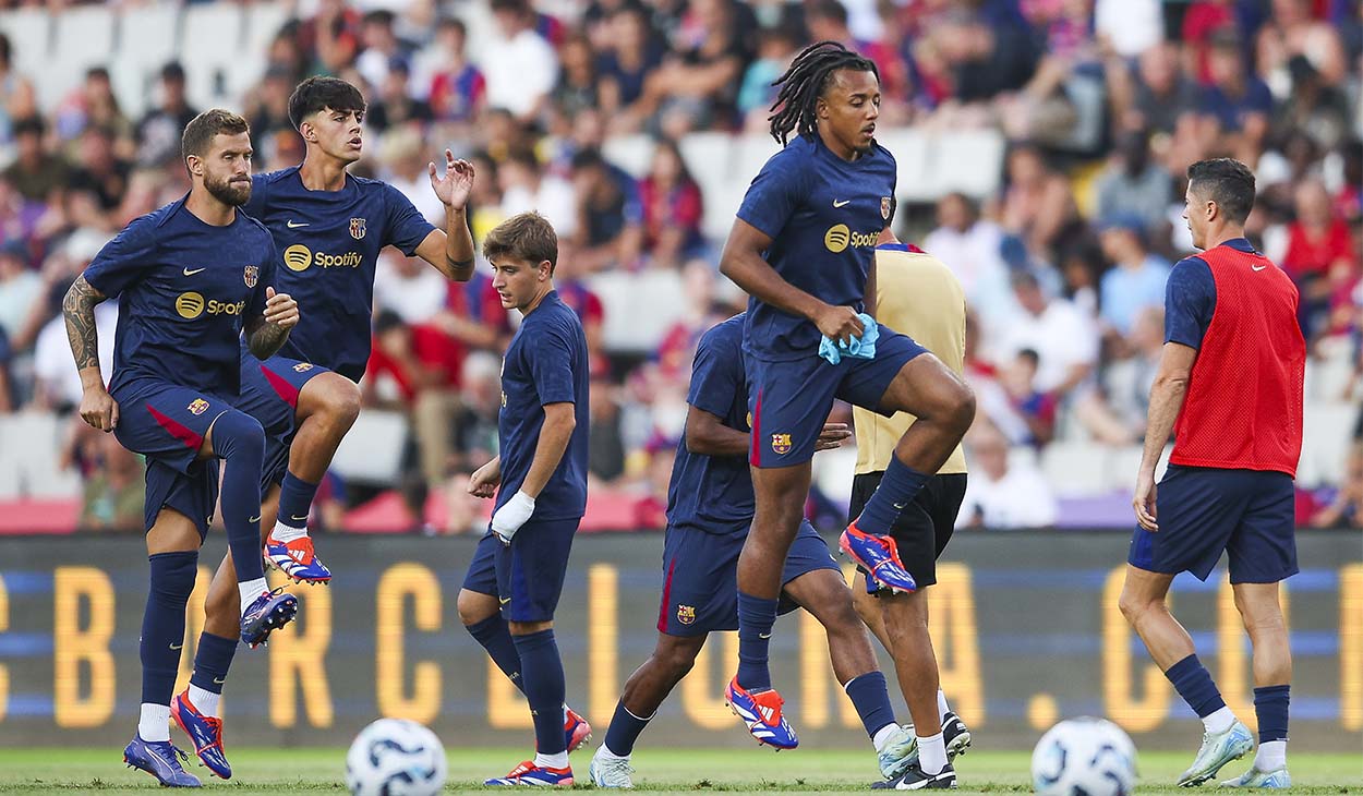 Jugadores del Barça durante un calentamiento en Montjuïc