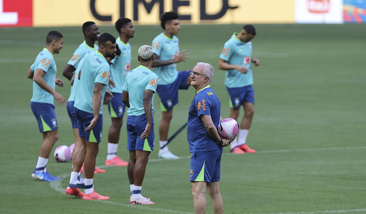 Dorival Júnior dirigiendo una práctica de la selección brasileña