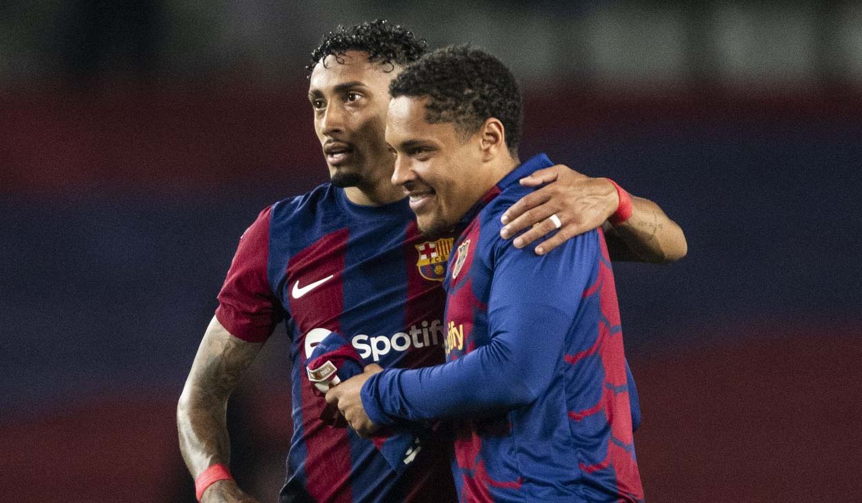 Raphinha y Vitor Roque después de un partido del Barça