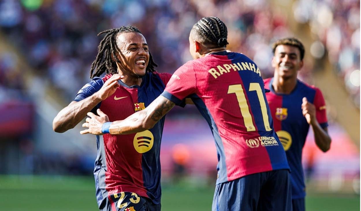 Jules Koundé y Raphinha festejando un gol con el Barça