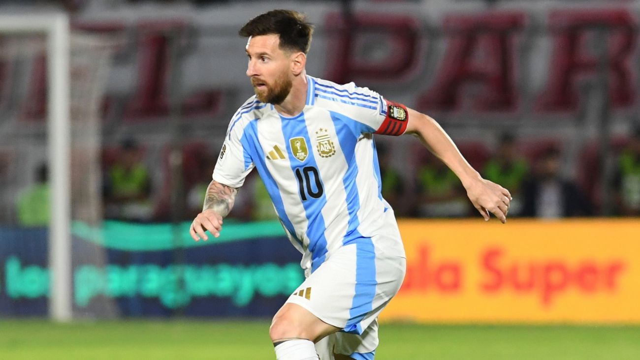 Leo Messi en el duelo entre la selección argentina y Paraguay en las eliminatorias sudamericanas para la Copa del Mundo 2026