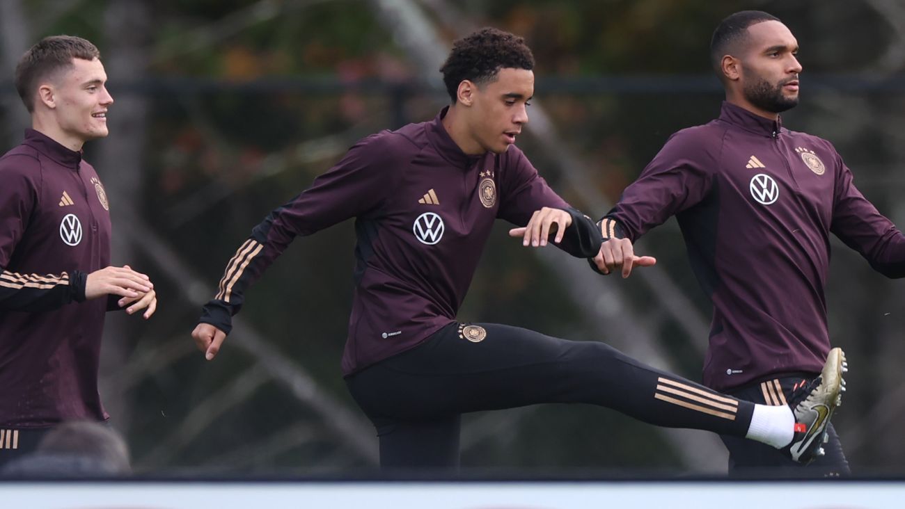 Florian Wirtz, Jamal Musiala y Jonathan Tah en un entrenamiento de la selección alemana