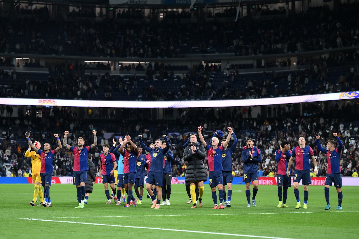 Jugadores del FC Barcelona celebrando la victoria en el Bernabéu