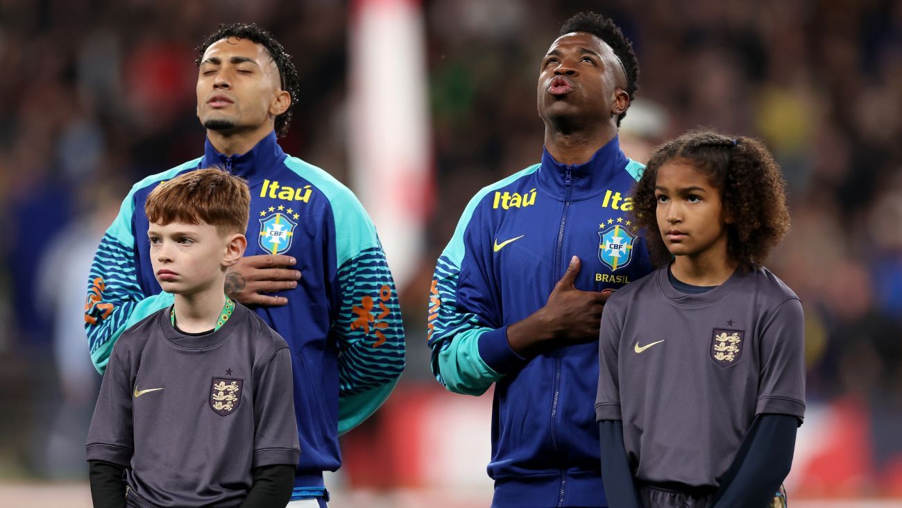 Raphinha y Vinicius Jr. en en el duelo entre la selección inglesa y Brasil en u amistoso internacional